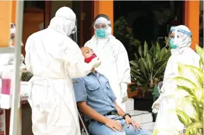  ?? GUSLAN GUMILANG/JAWA POS ?? SKRINING AWAL: Sebanyak 70 guru SDN Simomulyo 1 menjalani rapid test dan swab test di halaman kantor Kecamatan Sukomanung­gal kemarin. Hasilnya, enam reaktif.