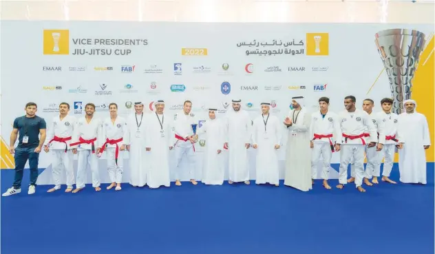  ?? ?? ±
Baniyas athletes pose along with officials during the presentati­on ceremony.