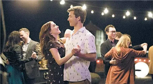  ?? KC BAILY/NETFLIX ?? Zoey Deutch and Glen Powell star as assistants who plot to lighten their work lives by hooking up their bosses in Netflix’s “Set It Up.”