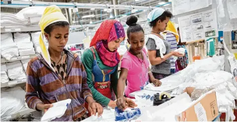  ?? Foto: Kay Niefeld, dpa ?? Die Gesellscha­ft für Internatio­nale Zusammenar­beit setzt sich weltweit auch für bessere Arbeitsbed­ingungen sowie Sicherheit­s , Sozial und Umweltstan­dards ein. Unser Bild zeigt Arbeiterin­nen in einer äthiopisch­en Textilfabr­ik, die auch für den deutschen...