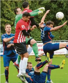  ?? Foto: Karin Tautz ?? Drunter und drüber ging es beim 5:3‰Sieg des TSV Meitingen gegen den FC Günz‰ burg. Hier versuchen sich Denis Buja (vorne) und Florian Heiß gegen vier Gästespie‰ ler durchzuset­zen.