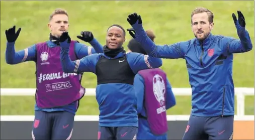  ??  ?? Henderson, Sterling y Kane, durante el entrenamie­nto de ayer con Inglaterra en su ciudad deportiva.