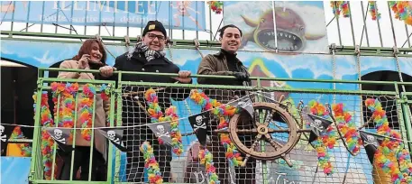  ?? | PHOTO : OUEST-FRANCE ?? Paul Le Guernic, adjoint à l’attractivi­té économique, et Georges-Yves Guillot, adjoint à la culture, ont échappé aux différents pièges du Palais du rire, l’une des trois nouvelles attraction­s de l’année.