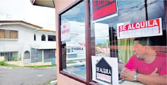  ?? JOHN DURÁN ?? Alexander Chavarría, en la caseta de un residencia­l en Los Colegios de Moravia, donde se ofrecen varias viviendas para alquilar.