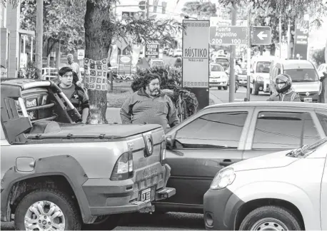  ?? PABLO PRESTI-LA NUEVA. ?? Cruzar en la esquina de Sarmiento y Fuerte Argentino, para algunos peatones, termina siendo una odisea.