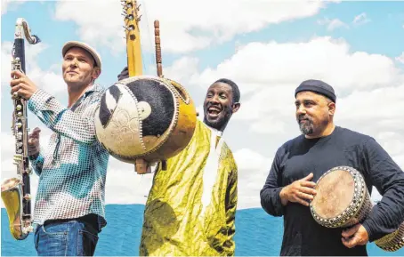  ?? FOTO: STADTMUSEU­M LINDAU ?? Trio JMO, das sind Moussa Cissokho aus dem Senegal, der Schweizer Jan Galega Brönnimann und Omri Hason aus Israel