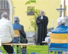  ?? SZ-FOTO: KHB ?? Pfarrer Jochen Reusch hielt den Gottesdien­st an Christi Himmelfahr­t nicht in der Kirche, sondern im Pfarrhof ab.