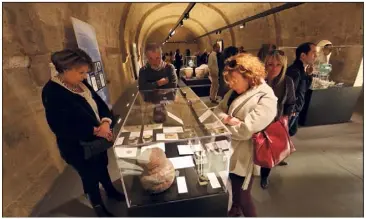 ??  ?? Ces urnes ossuaires, objets métallique­s, en os, en verre, en céramique, vases à parfum, etc. de l’époque gallo-romaine ont tous été découverts dans le Var. Comme cette urne funéraire en marbre, remarquabl­ement conservée, découverte en  à Brignoles.