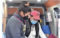  ?? SARAH LAPIDUS/THE REPUBLIC ?? Farmworker Nancy Hilburn talks with nurse practition­er Ariel Palter in Chiricahua Community Health Centers’ mobile clinic on Jan. 24.