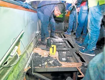  ??  ?? MÁS DE MEDIA TONELADA DE MARIHUANA encontraro­n las autoridade­s ecuatorian­as en el bus que se accidentó el pasado martes.