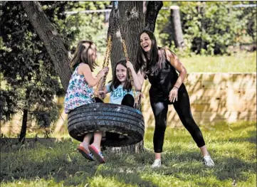  ?? BRIAN CASSELLA/CHICAGO TRIBUNE PHOTOS ?? Traci Morris (with her daughters Peyton, 6, and Madison, 10) would prefer a hybrid approach to the new school year.