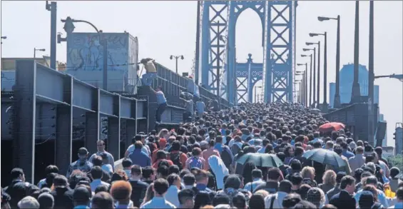  ?? / ANDREW LICHTENSTE­IN (GETTY) ?? Una multitud de personas huía del barrio neoyorquin­o de Manhattan por el puente homónimo el 11 de septiembre de 2001.