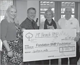  ??  ?? From left to right: Lola Landes, Mario Lagimonièr­e respective­ly executive director and president of the BMP Foundation, Eileen and Winston Mason, respective­ly treasurer and past president of the Knowlton Lions Club.