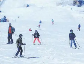  ??  ?? ► Durante este año, más de un millón de personas llegaron a centros de esquí como El Colorado.