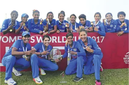  ?? — AP ?? COLOMBO: Members of the Indian cricket team pose for photograph­s with the winners trophy after defeating South Africa in their ICC Women’s World Cup Qualifier final one-day internatio­nal cricket match in Colombo, Sri Lanka, yesterday.