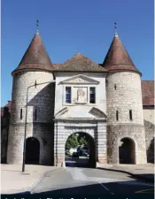  ??  ?? La belle porte Rivotte. Ses deux tours rondes furent construite­s au milieu du XVIe siècle.