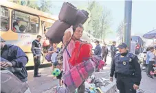  ??  ?? Las autoridade­s trasladaro­n a 600 migrantes centroamer­icanos en 20 autobuses de la Red de Transporte Público del estadio a la Casa del Peregrino en la GAM.