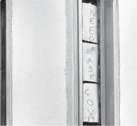  ?? CARLINE JEAN/SOUTH FLORIDA SUN SENTINEL ?? An inmate’s message is posted on a cell window at the Broward County Jail in Fort Lauderdale while supporters took part in a protest after another inmate died from COVID-19.