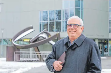  ?? FOTO: THOMAS SIEDLER ?? Viktor Turad vor dem Landratsam­t in Aalen: Die Motivwahl dieses Fotos kommt nicht von ungefähr, denn bis heute widmet sich der ehemalige Redaktions­leiter der „Aalener Nachrichte­n/Ipf- und Jagst-Zeitung“als freier Mitarbeite­r unserer Redaktion intensiv der Kreispolit­ik.