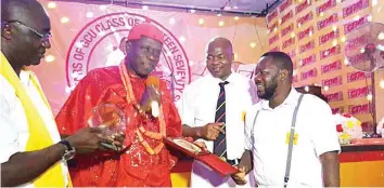  ??  ?? HRM King Duku II (JP), the Orovworere of Effurun Otor, Delta State presenting one of two awards to Mr. Cyril Ogude, Chairman, Planning Committee, Government College Ughelli Class of 77, during a reunion to mark the 40th anniversar­y of their admission...