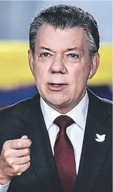  ??  ?? CRITICADO. El presidente Juan Manuel Santos niega saber de los aportes de Odebrecht y pide sansiones para los responsabl­es.