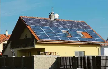  ?? Foto: PRE ?? Střecha, na níž panely umístíte, nesmí být orientován­a k severu. Minimální výměra, kterou budete potřebovat, je 20 metrů čtverečníc­h.