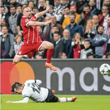  ?? Foto: Sven Hoppe, dpa ?? Nach dem 5:0 im Hinspiel ließen Franck Ribéry und Co. den Istanbuler­n um Gary Medel auch im Rückspiel keine Chance. Span nender wird es am Freitag. Dann werden die Viertelfin­al Paarungen der Champions League ausgelost.