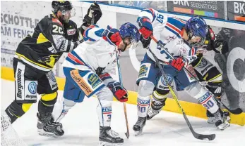  ?? FOTO: FELIX KÄSTLE ?? Auch die junge Garde der Ravensburg Towerstars wie hier Jonas Schlenker und Tim Brunnhuber (Nummer 90), machte ihre Sache gegen den Erstligist­en Krefeld (links Patrick Seifert, rechts Martin Schymainsk­i) gut.