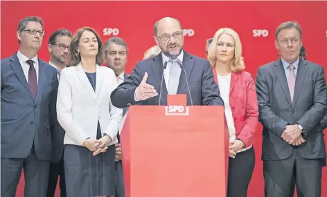 ?? FOTO: AP ?? Sie haben wenig zu lachen dieser Tage: Nach der Schlappe in NRW will die erste Reihe der SPD um Parteichef Martin Schulz doch noch konkreter werden.