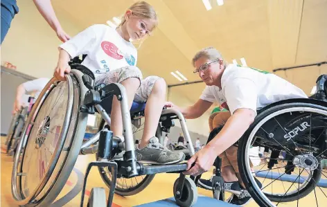  ?? FOTO: UWE MISERIUS ?? Drittkläss­lerin Emily versucht, mit dem Rollstuhl die Kante der Bodenmatte zu überwinden. Gar nicht so einfach. Hilfe bekommt sie von Tanja Junkes.