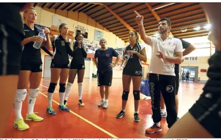  ?? (Photos Philippe Arnassan et Adeline Lebel) ?? Giulio Cesare Bregoli, l’entraîneur italien du SRVVB, montre la voie à suivre pour les nouvelles joueuses du SRVVB.