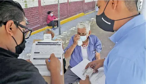  ?? FRANCISCO RODRÍGUEZ ?? Mucho papeleo de los "servidores de la nación" y poca eficiencia.