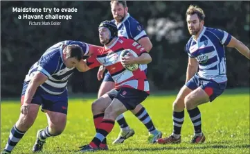  ?? Picture: Mark Deller ?? Maidstone try to evade a Havant challenge