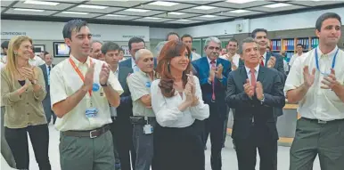  ?? PRESIDENCI­A DE LA NACIÓN ?? Former president Cristina Fernández de Kirchner applauds the opening of the Atucha II plant in 2015.