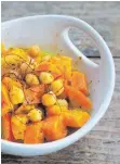  ?? FOTO: HANNAH FREY/ H.F.ULLMANN PUBLISHING GMBH/DPA ?? Aus Süßkartoff­eln, Kürbis und Kichererbs­en wird ein in Kokosmilch gekochtes Curry.
