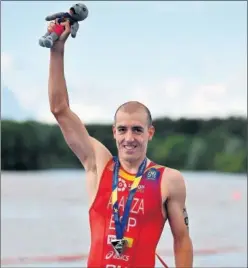  ??  ?? DE ATRÁS AL PODIO. Fernando Alarza, con su medalla al cuello.