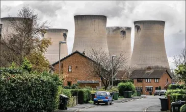  ?? TOM JAMIESON/THE NEW YORK TIMES/2015 FILE ?? The Drax power plant as seen from a housing estate near Doncaster, England.