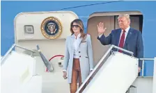  ??  ?? La primera dama de EU, Melania Trump, y el presidente Donald Trump ayer, a su llegada al aeropuerto de Helsinki, en Finlandia.