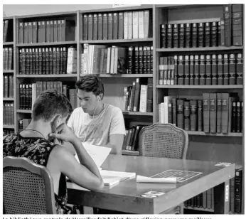  ??  ?? La bibliothèq­ue centrale de Versailles fait l’objet d’une réflexion pour une meilleure organisati­on des salles.