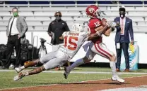  ?? Michael Ainsworth / Associated Press ?? Oklahoma wide receiver Drake Stoops scores the winning TD in the fourth overtime past UT defensive back Chris Brown.