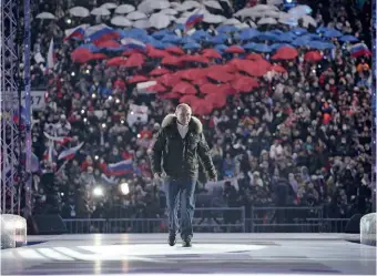  ??  ?? Le président russe à Moscou, le 18 mars, lors de la fête organisée pour célébrer le 7e anniversai­re de l’annexion de la Crimée.