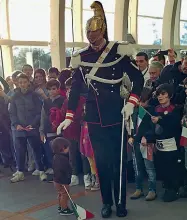  ??  ?? Il fuori programma Uno dei bambini al Meyer si avvicina con la sua bandierina al Corazziere che si intenerisc­e e si lascia scappare una carezza, nella foto grande il selfie del Presidente con una piccola paziente. Sotto altri due momenti della visita