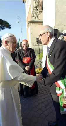  ??  ?? Il saluto Il Santo Padre stringe la mano a Francesco Paolo Tronca: quello di ieri in Vaticano è stato il primo incontro ufficiale del commissari­o di Roma
