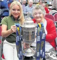  ??  ?? All smiles Alice Hannah and daughter Jennifer Cocozza lift trophy