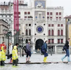  ?? LaPresse ?? I danni Acqua alta a Venezia e piazza S. Marco chiusa. Sotto, un’auto colpita da un albero a Roma. Nella Capitale, 250 gli interventi dei pompieri