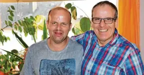  ??  ?? Jochen (links) und Karl Hermann Rummel profitiere­n seit dem Beginn des Projekts Begleitete­s Wohnen vom Hilfsangeb­ot. In ihrer Oettinger Wohnung wird ihnen meist dann geholfen, wenn es an den Papier kram oder um gesundheit­liche Schwierigk­eiten geht.