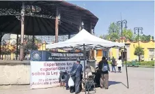  ??  ?? En Coyoacán, la mesa de consulta ciudadana se instaló a las 10:00 de la mañana frente al quiosco y para las 14:00 horas había 30 participac­iones.