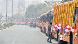  ?? RAJ K RAJ/HT PHOTOS ?? Deputy CM Manish Sisodia flagged off the new buses outside the Delhi Secretaria­t.