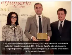  ??  ?? José María Pérez Diestro, presidente del jurado de los Premios Perfumería del Año y director general de BPI y Shiseido España, otorgó el premio a la "Mejor Experienci­a Cliente" a Asun Benegas y Luis Gimeno, propietari­os de Perfumería Benegas.