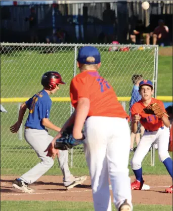  ?? MIKE BUSH/NEWS-SENTINEL ?? Mets pitcher Nate Bettencour­t throws to third baseman Gionnni Casazza in an attempt to pick-off the Brewers' Hugo Balderrama in Monday's Majors championsh­ips game at Salas Park.